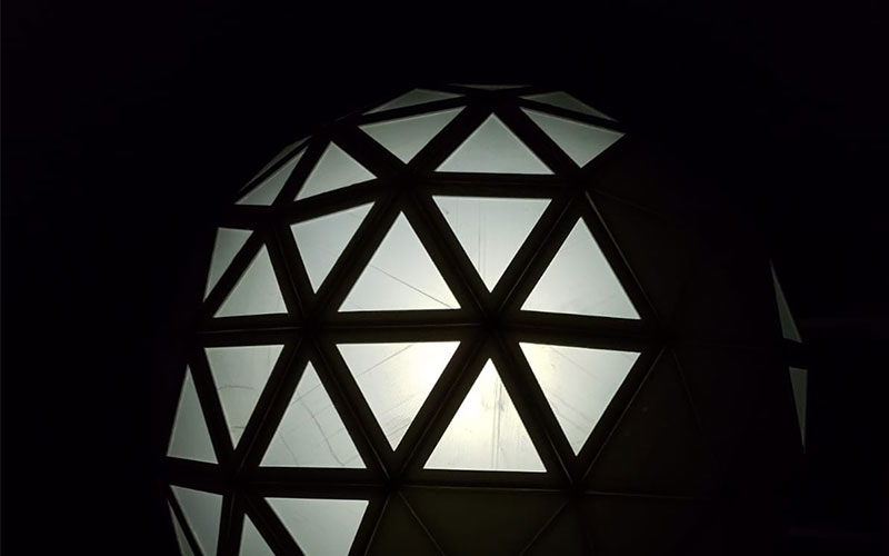 detail of light shining through the Observatorium